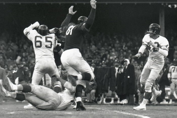Washington trades Charlie Conerly to Giants